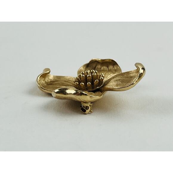 Crown Trifari PIN Signed Vtg DOGWOOD Flower Blossom Brushed Gold Tone Brooch Pet - Picture 13 of 14